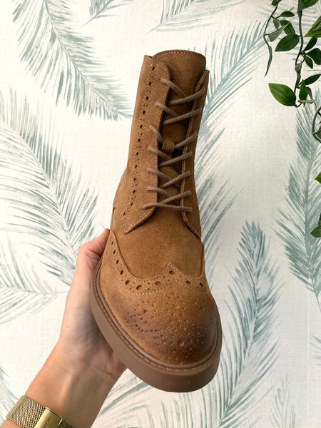 Bota de camurça com atacadores Cubanas