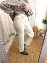 Carregar imagem no visualizador da galeria, Calça straight sarja beje
