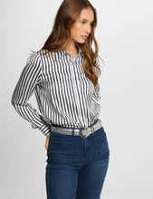 Carregar imagem no visualizador da galeria, Camisa acetinada riscas MORGAN
