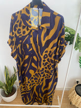 Carregar imagem no visualizador da galeria, Vestido camisa estampa animal print azul marinho
