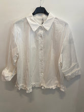 Carregar imagem no visualizador da galeria, Camisa lisa folho em baixo branco
