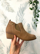 Carregar imagem no visualizador da galeria, Botim camurça taupe Ruika
