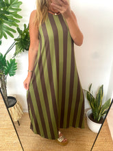 Carregar imagem no visualizador da galeria, Vestido comprido malha fria riscas castanho e verde
