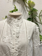 Carregar imagem no visualizador da galeria, Camisa branca bordada
