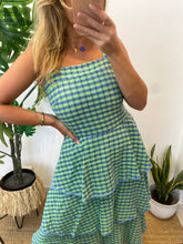 Carregar imagem no visualizador da galeria, Vestido vichy folhos azul com verde
