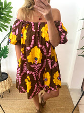 Carregar imagem no visualizador da galeria, Vestido curto manga balão estampa vintage amarelo e castanho
