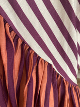 Carregar imagem no visualizador da galeria, Vestido assimétrico riscas violeta e laranja
