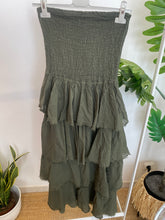Carregar imagem no visualizador da galeria, Vestido caí caí com folhos kaki
