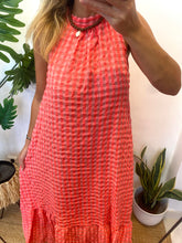 Carregar imagem no visualizador da galeria, Vestido vichy atado pescoço rosa fluo
