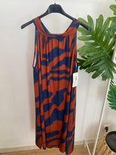 Carregar imagem no visualizador da galeria, Vestido midi malha fria halter azul e tijolo
