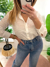 Carregar imagem no visualizador da galeria, Camisa branca flores bordadas
