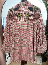 Carregar imagem no visualizador da galeria, Camisa quadrados e flores Bordeaux
