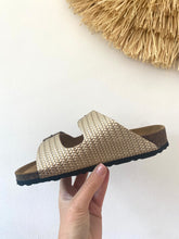 Carregar imagem no visualizador da galeria, Chinelo fivelas comporta gold Cubanas
