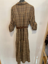 Carregar imagem no visualizador da galeria, Vestido camisa quadrados com cinto camel
