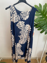Carregar imagem no visualizador da galeria, Vestido midi malha fria estampa floral azul marinho
