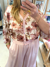 Carregar imagem no visualizador da galeria, Blusa/casaco acetinado flores rosa
