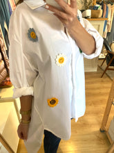 Carregar imagem no visualizador da galeria, Camisa oversize branca com malmequeres

