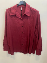 Carregar imagem no visualizador da galeria, Camisa lisa folho na manga Bordeaux
