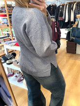 Carregar imagem no visualizador da galeria, Camisola de malha decote V cinza
