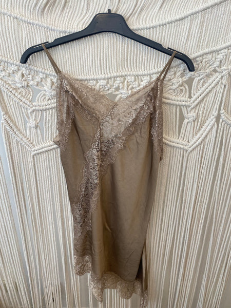 Top renda assimétrico camel