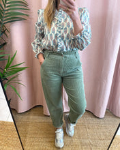 Carregar imagem no visualizador da galeria, Camisa estampa verde água
