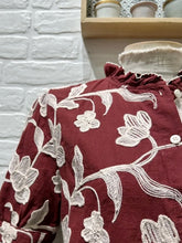 Carregar imagem no visualizador da galeria, Blusa bordada Bordeaux
