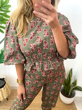 Carregar imagem no visualizador da galeria, Blusa crop manga balão flores verde
