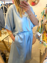 Carregar imagem no visualizador da galeria, Blusa acetinada oversize azul
