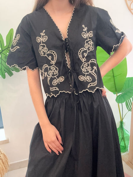 Blusa bordada/atilhos preto