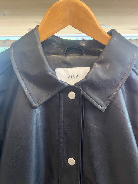 Blusão ecopele preto Vila