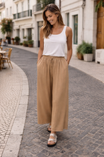 Carregar imagem no visualizador da galeria, Calças pantalonas acetinadas camel
