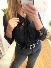 Carregar imagem no visualizador da galeria, Blusa com laçada preto Morgan
