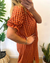 Carregar imagem no visualizador da galeria, Vestido vichy com manga franzida tijolo e laranja
