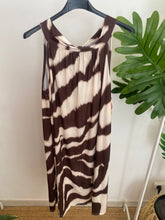 Carregar imagem no visualizador da galeria, Vestido midi malha fria halter castanho e branco
