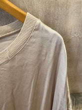 Carregar imagem no visualizador da galeria, Blusa acetinada com cós de malha beje
