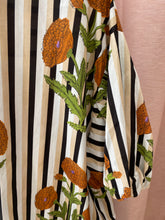 Carregar imagem no visualizador da galeria, Vestido estampado riscas beje
