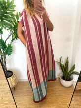 Carregar imagem no visualizador da galeria, Vestido oversize riscas rosa

