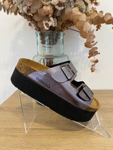Carregar imagem no visualizador da galeria, Chinelo Cubanas prateado plataforma com fivelas
