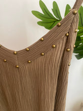 Carregar imagem no visualizador da galeria, Vestido crepe com tachas beje

