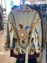 Carregar imagem no visualizador da galeria, Kimono de veludo bordado verde menta
