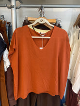 Carregar imagem no visualizador da galeria, Camisola de malha decote V tijolo
