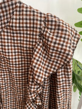 Carregar imagem no visualizador da galeria, Camisa quadradinhos folho ombro castanho
