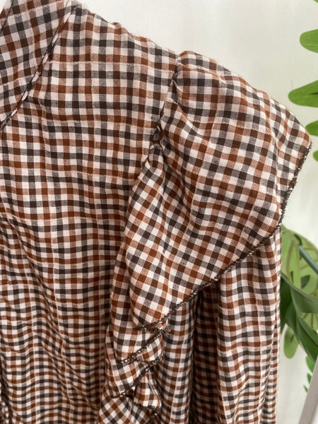 Camisa quadradinhos folho ombro castanho