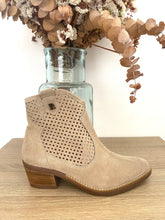 Carregar imagem no visualizador da galeria, Botim de camurça beje Ruika
