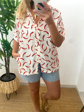 Carregar imagem no visualizador da galeria, Camisa oversize padrão malaguetas
