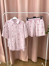 Carregar imagem no visualizador da galeria, Conjunto camisa e calções morangos 🍓

