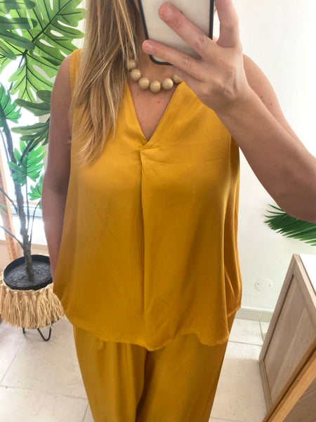 Blusa alça larga acetinada mostarda