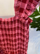 Carregar imagem no visualizador da galeria, Vestido quadradinhos rosa e vermelho
