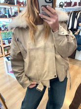 Carregar imagem no visualizador da galeria, Blusão com gola de pêlo beje
