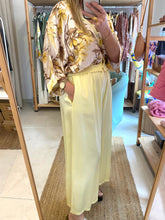 Carregar imagem no visualizador da galeria, Blusa/casaco acetinado flores amarelo
